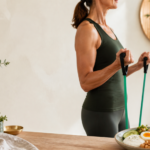Direnç bandıyla egzersiz yapan kadın ve protein açısından dengeli öğün